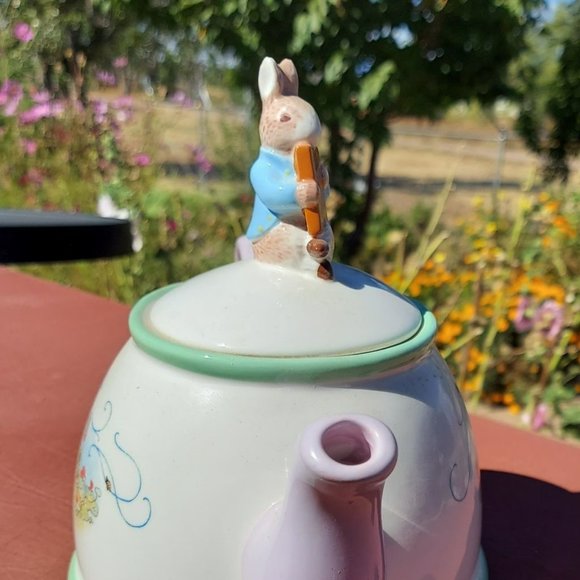 Peter Rabbit Teapot - Picture 3 of 3